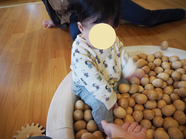 ボズーの木部屋　卵型の木のボールで遊ぶ息子