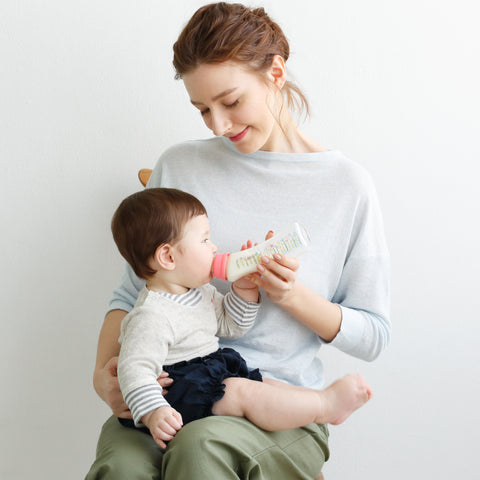 ベッタ哺乳瓶でミルクを飲む赤ちゃん（ベッタ公式サイトより）